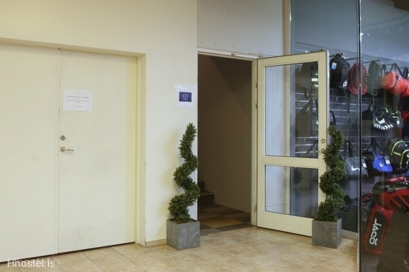 The entrance to the Hostel - hhostel.is